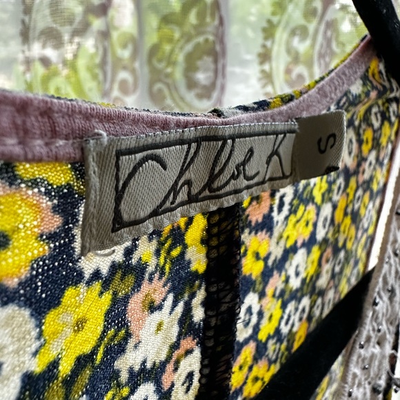 Chloe K Floral Tank - Picture 3 of 4